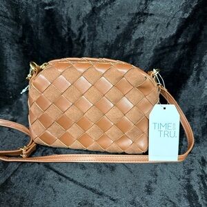 NWT FAUX LEATHR WEAVED CROSS BODY CAMERA BAG 7x 5 1/2x3